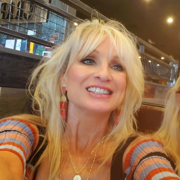 Posh Ambassador Annette - Picture 1 of 16